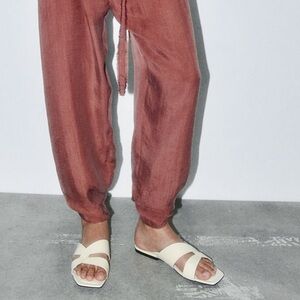 Flat leather sandals white